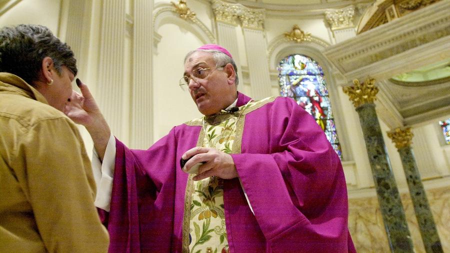 25.fev.2004 - O bispo Nicholas DiMarzio - Getty Images