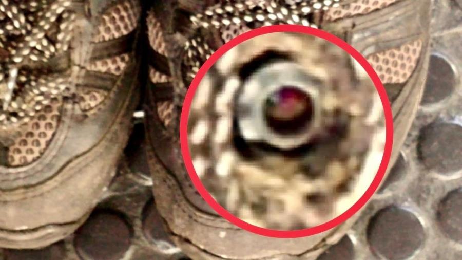 Detalhe de microcâmera instalada em tênis de homem preso por importunação sexual no metrô de SP - Reprodução