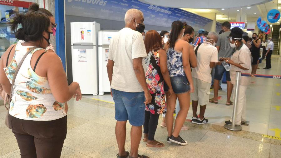 24.jul.2020 - Fila de clientes na reabertura dos shoppings em Salvador - Romildo de Jesus/Futura Press/Estadão Conteúdo