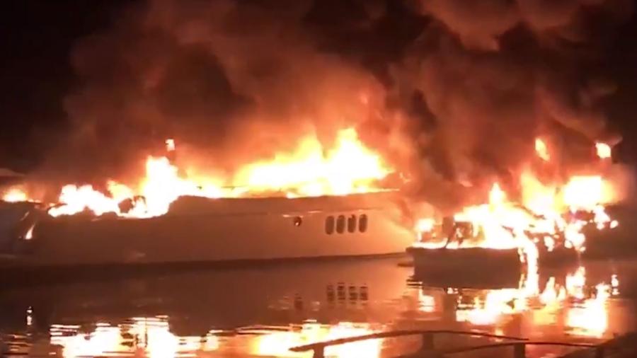 26.jul.2020 - Lanchas pegam fogo em condomínio em Angra dos Reis (RJ) - Reprodução/Globo News