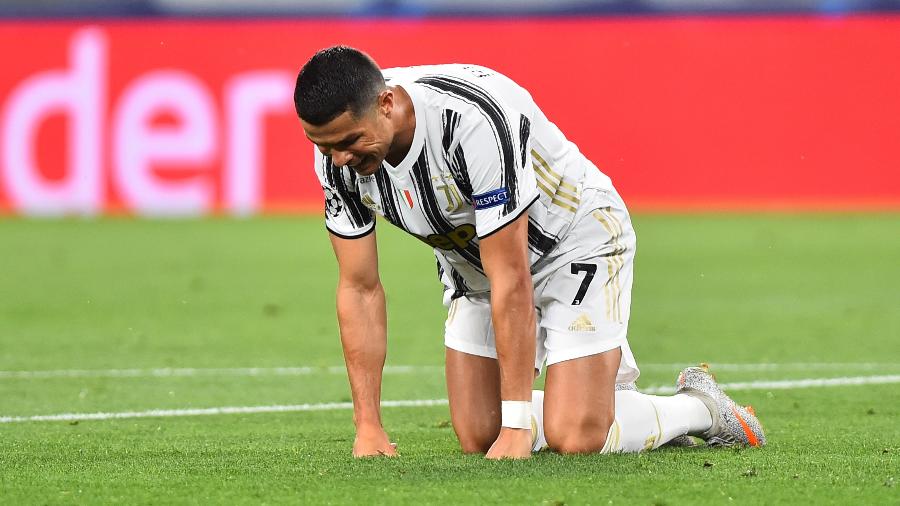 O jogador Cristiano Ronaldo marcou dois gols no jogo de ontem contra o Lyon, mas não conseguiu evitar a queda da Juve na Liga dos Campeões - MASSIMO PINCA