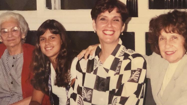 Tathiana,entre a avó, a mãe e uma amiga da família - Arquivo Pessoal/Tathiana Cravo - Arquivo Pessoal/Tathiana Cravo