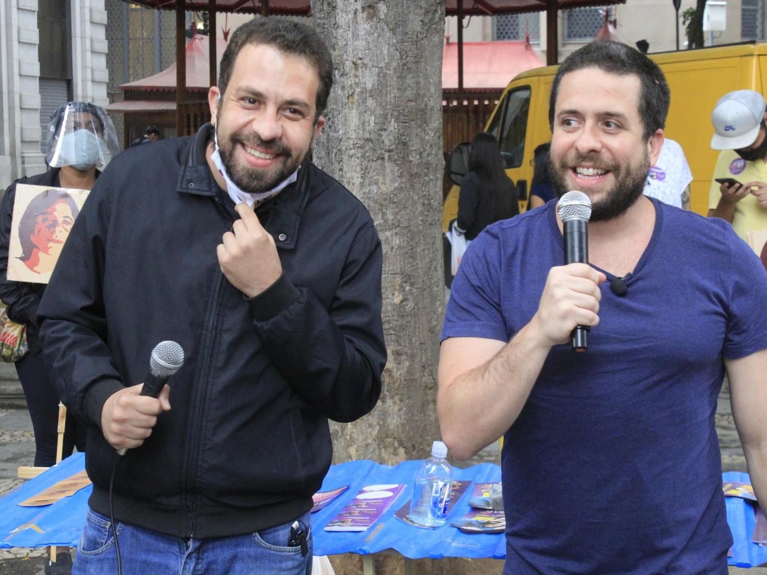 15 out. 2020 - Guilherme Boulos (Psol) e o ator Maurício Meirelles participam de dinâmica com eleitores no centro de São Paulo - WILLIAN MOREIRA/FUTURA PRESS/ESTADÃO CONTEÚDO