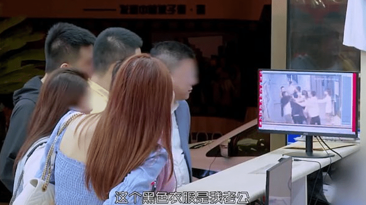 A mulher traída e o grupo envolvido na briga assistem às imagens da câmera de segurança - Reprodução/Weibo - Reprodução/Weibo