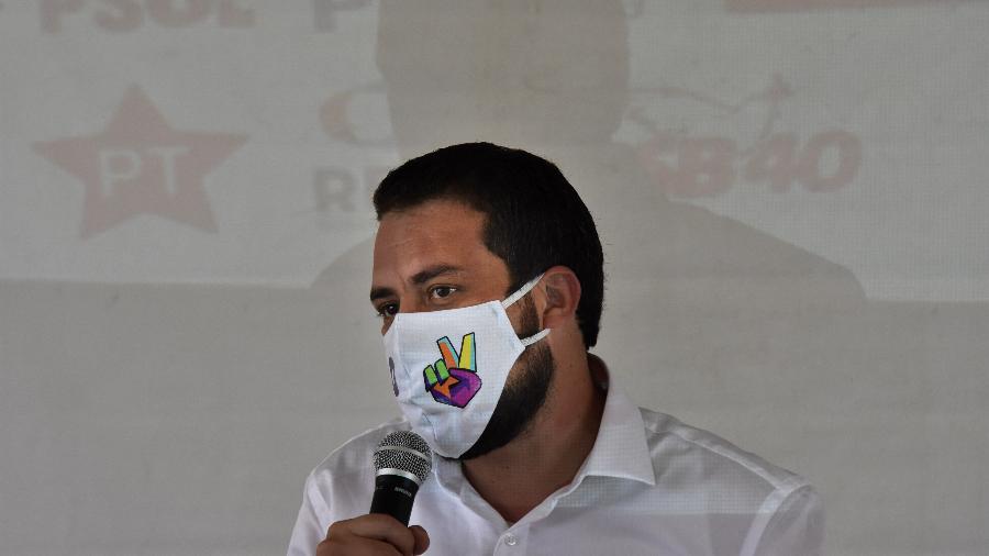 O candidato Guilherme Boulos (PSOL) durante "Encontro de Partidos em Apoio a Boulos e Erundina" - Roberto Casimiro/FotoArena/Estadão Conteúdo