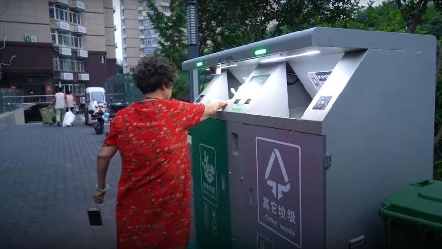 Lixeira usa câmera de reconhecimento facial para receber lixo de moradora em condomínio de Pequim, na China - Reprodução/ Youtube/  South China Morning Post