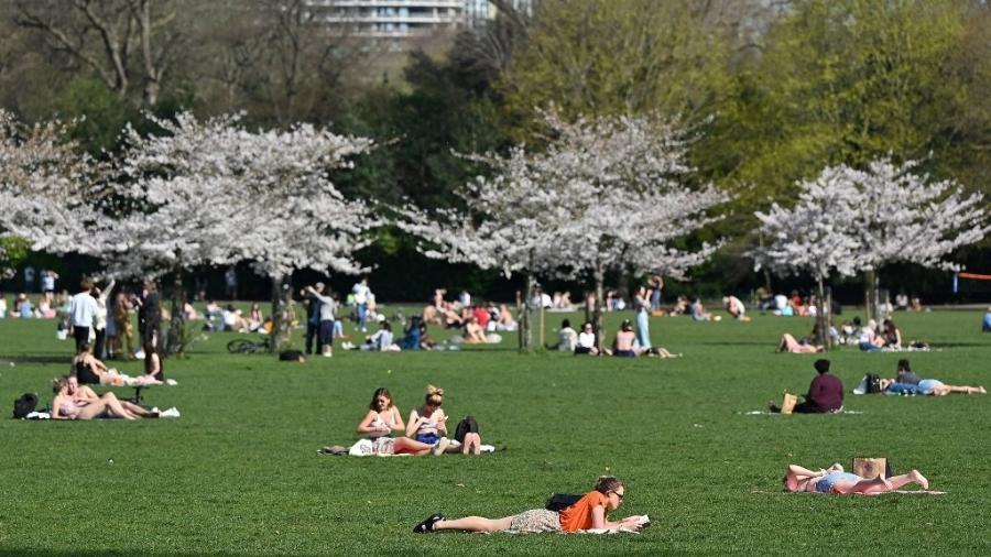 Pessoas mantém distanciamento no Battersea Park, na área central de Londres - Justin Tallis/AFP