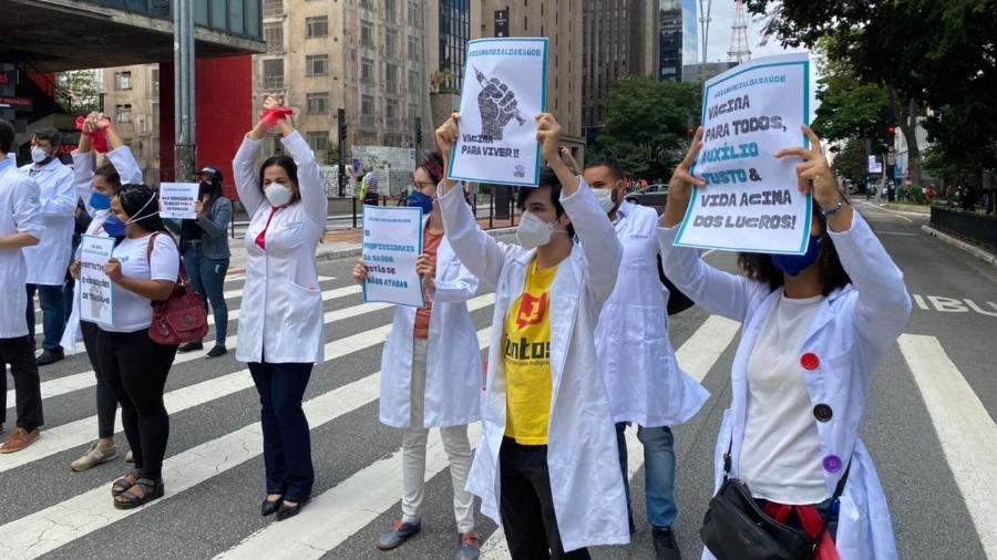 Em São Paulo, estudantes e membros de conselhos de saúde protestaram em defesa do SUS e por melhores condições de trabalho - Reprodução/DIV
