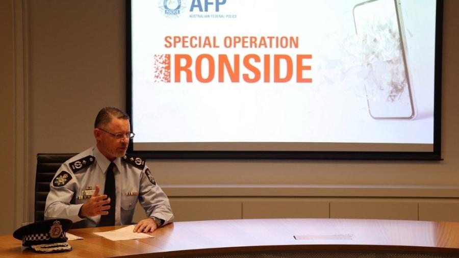 O comissário-assistente da Polícia Federal Australiana, Nigel Ryan, durante entrevista coletiva sobre a operação "Ironside", que prendeu centenas de pessoas em diversos países do mundo - David Gray/AFP