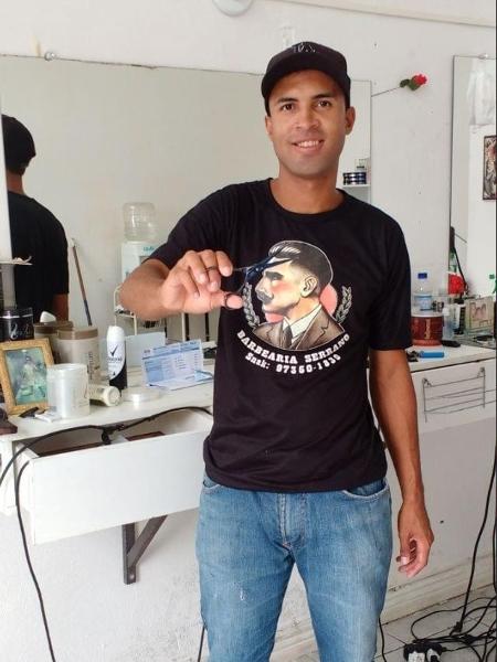 Jemerson Martins em sua barbearia após saída da prisão - Arquivo pessoal