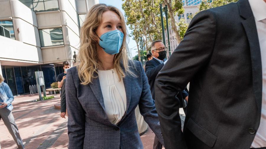 Elizabeth Holmes deixa o tribunal após o primeiro dia de seu julgamento, na Califórnia - Nick Otto / AFP