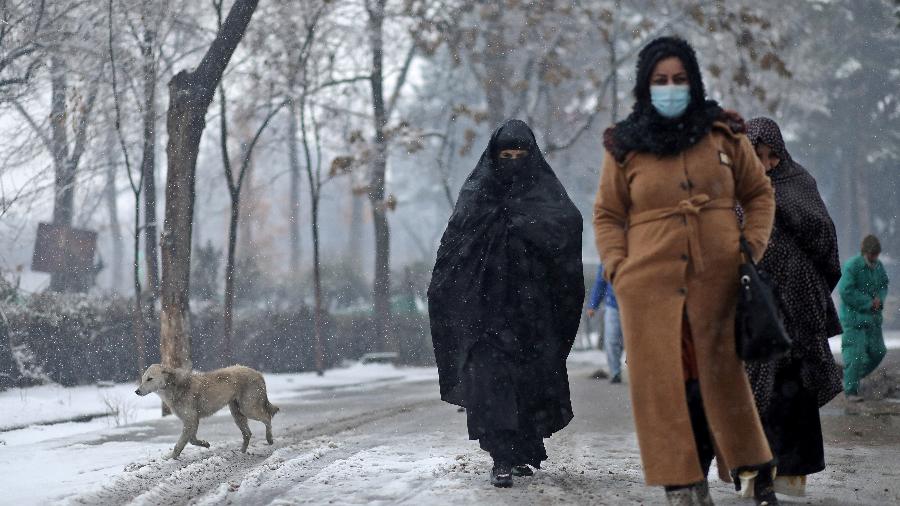 Mulheres caminham em Cabul, capital do Afeganistão - Ali Khara/Reuters
