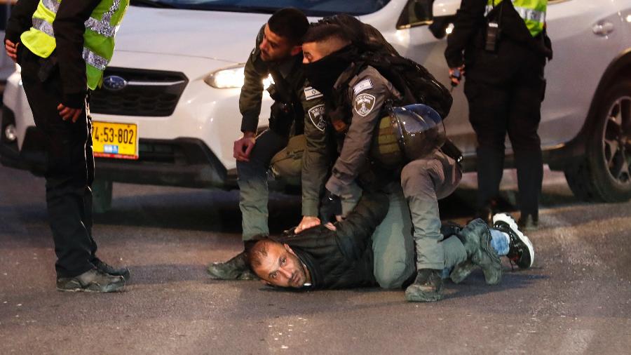 13.fev.22 - Forças de segurança israelenses detêm um palestino após confrontos no bairro de Sheikh Jarrah, em Jerusalém Oriental - Ahmad GHARABLI / AFP