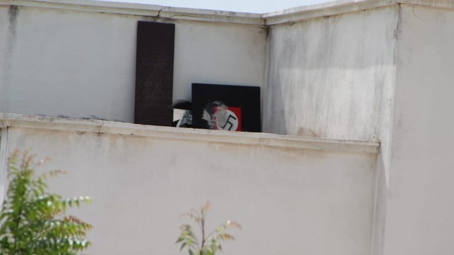 Imagem feita por drone revela placa com a suástica nazista em terraço de residência de condomínio em Mossoró (RN)  - Arquivo Pessoal