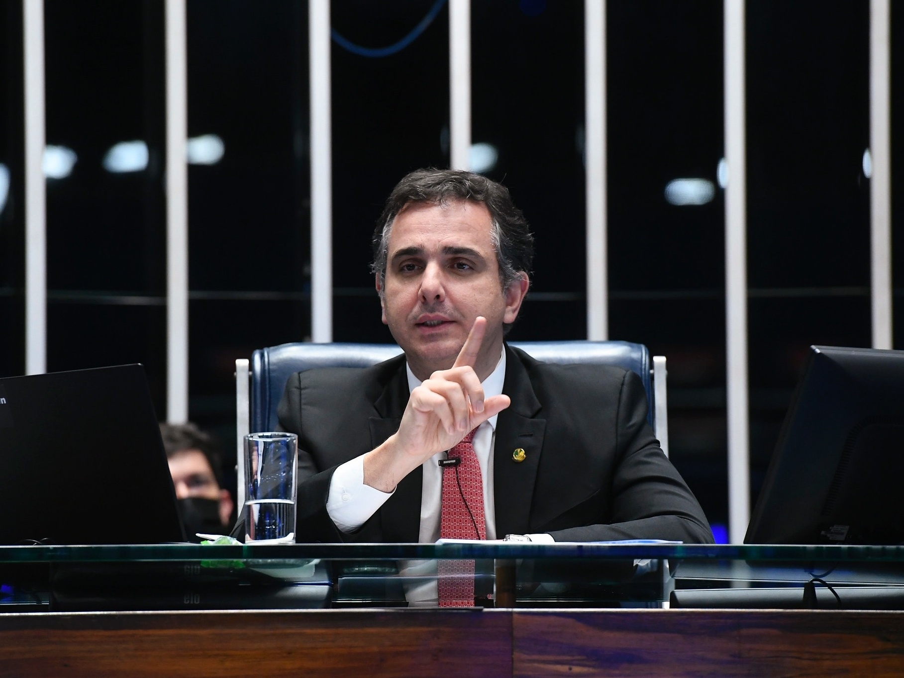 Bolsonaro desmonta o país com ajuda da síndrome do boi sonso