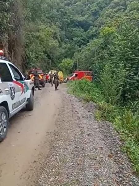 Comboio do exército caiu de ribanceira; veículo estava com 40 ocupantes - Reprodução/Facebook Por aí no Vale