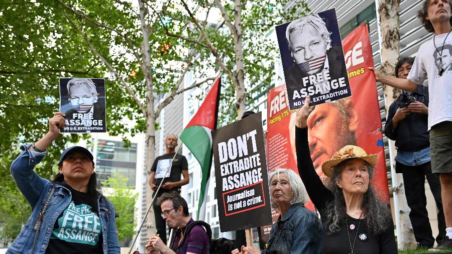 17.mai.22 - Manifestantes protestam contra a extradição de Julian Assange, fundador do WikiLeaks - JUSTIN TALLIS / AFP