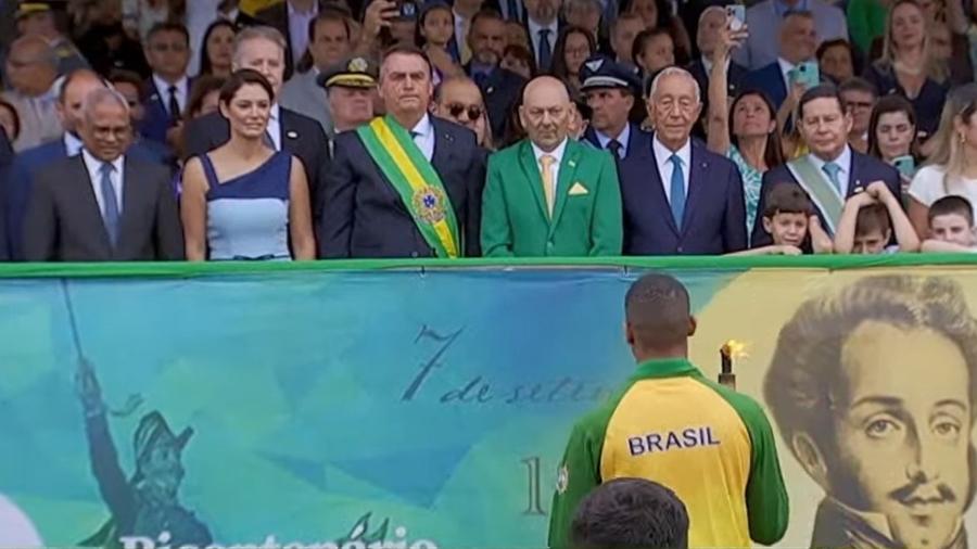 Hang ganha lugar de destaque no palanque e acompanha desfile ao lado de Bolsonaro - Reprodução/TV Brasil
