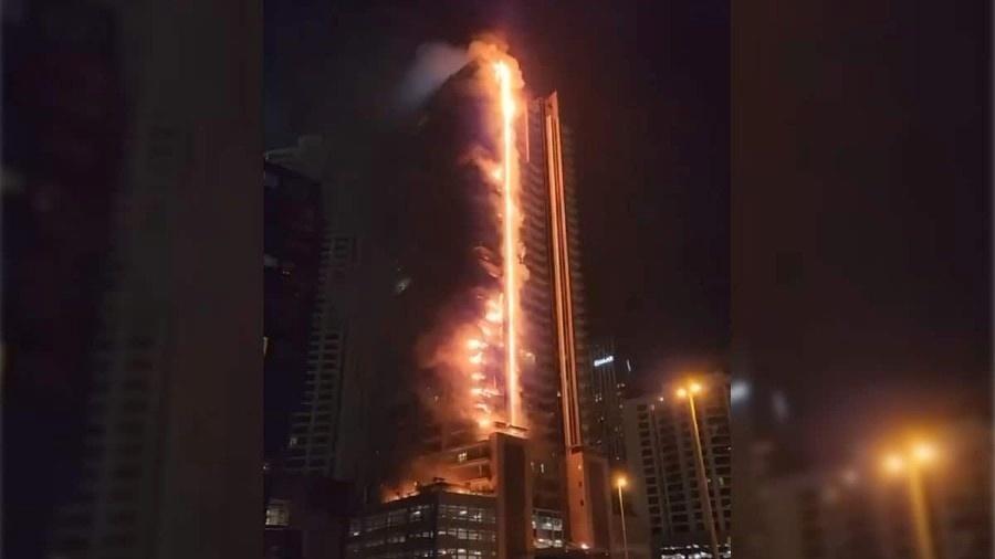 O edifício Boulevar 8, de 35 andares, pegou fogo a partir da madrugada - Reprodução/Twitter
