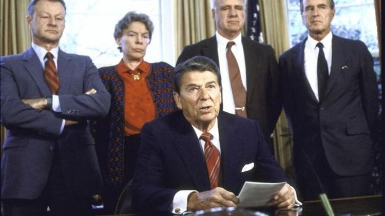 Ronald Reagan (centro)