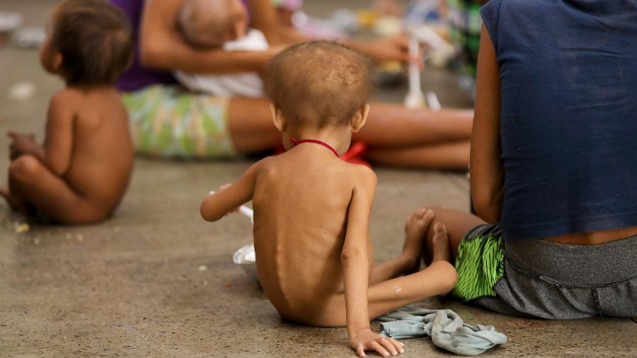 Criança desnutrida no chão da Casa de Atendimento Indígena, em Boa Vista - Tom Costa/Ministério da Justiça e Segurança Pública 