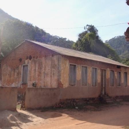 Prédio em que indígenas ficaram presos na antiga Fazenda Guarani, em Carmésia (MG) - Pedro Maguire