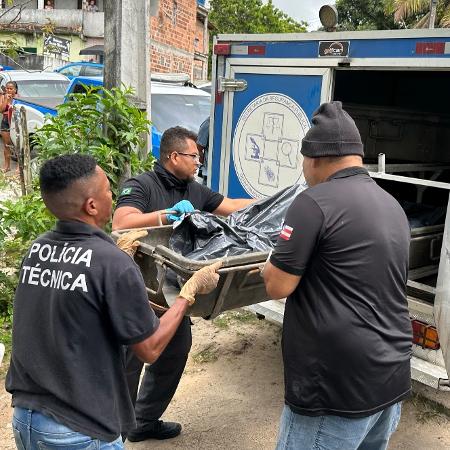 Agentes removem corpos de chacina em Mata de São João (BA)