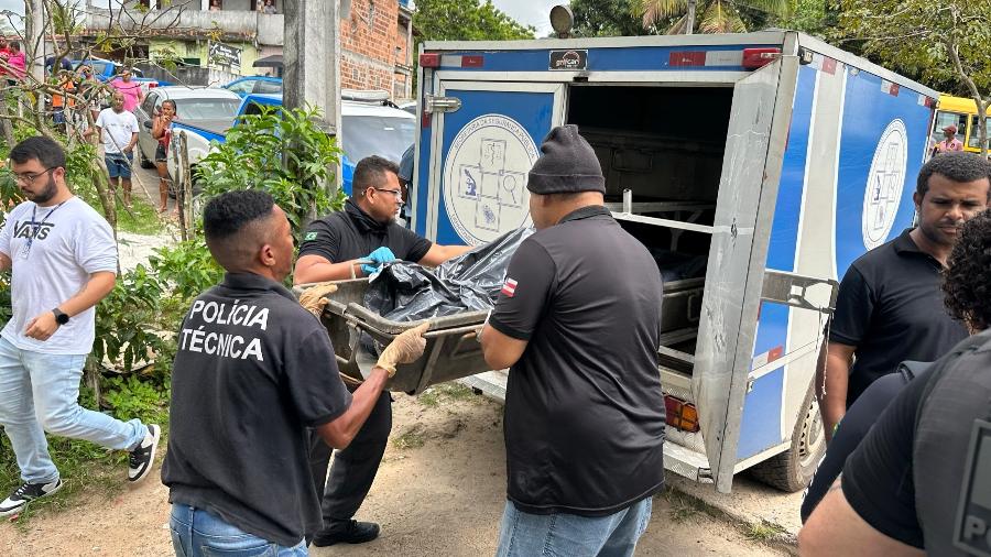 Agentes removem corpos de chacina que deixou nove pessoas mortas em Mata de São João (BA)