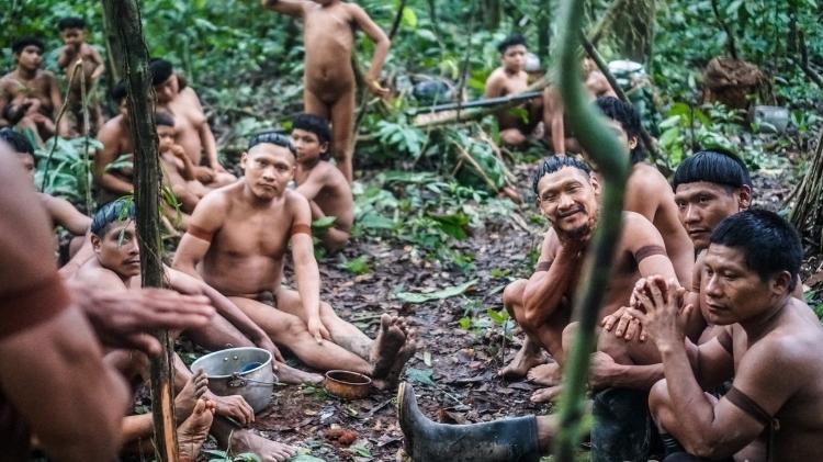 Indígenas korubo fotografados durante expedição da Funai em 2019