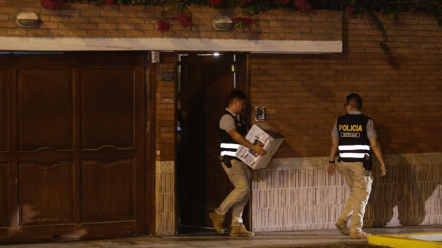 A polícia deixa a casa da presidente Dina Boluarte durante uma operação da Procuradoria-Geral da República em Lima, em 30 de março de 2024 - JUAN CARLOS CISNEROS/AFP