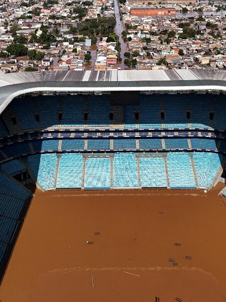 O gramado do estádio do Grêmio está quase todo encoberto pela água. 