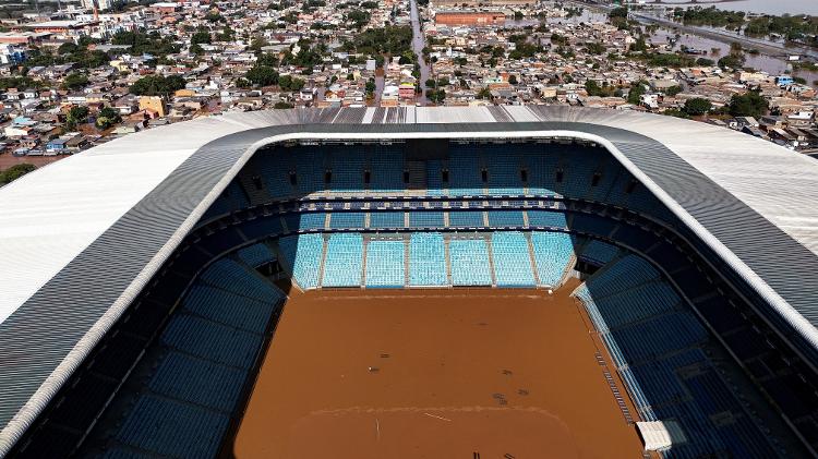 O gramado do estádio do Grêmio está quase todo encoberto pela água
