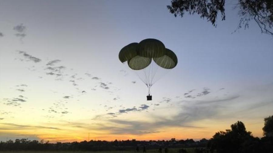 Lançamento aéreo de donativos e materiais essenciais para atingidos pelas enchentes no Rio Grande do Sul