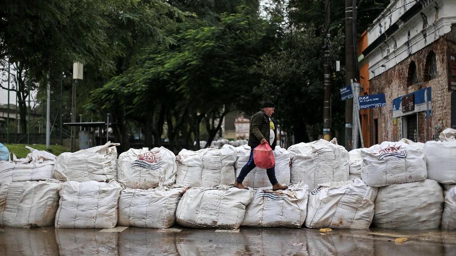 Barreiras de sacos com pedras e areia no centro histórico de Porto Alegre