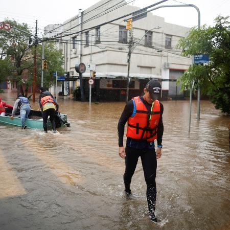 O remador pré-olímpico brasileiro Piedro Tuchtenhagen ajudou a resgatar vítimas de enchentes em Porto Alegre (RS)