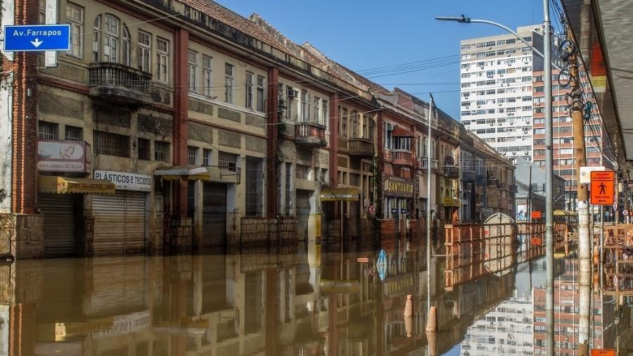 Água do Guaíba ainda alagava centro histórico de Porto Alegre na terça-feira (21)