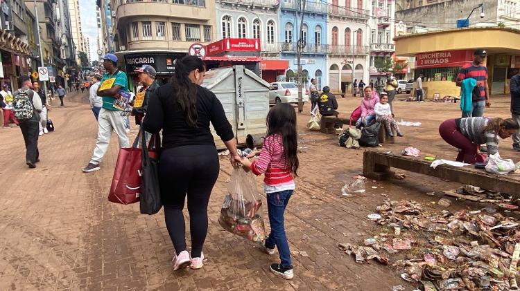 Sheila Meireles deixa centro histórico de Porto Alegre com a filha após encontrar produtos de camelô em meio ao lixo