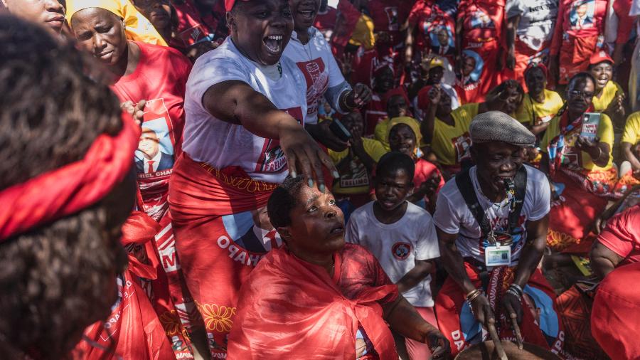 Apoiadores de Daniel Chapo, candidato do partido governista Frente de Libertação de Moçambique, no último comício antes da eleição presidencial de quarta-feira  