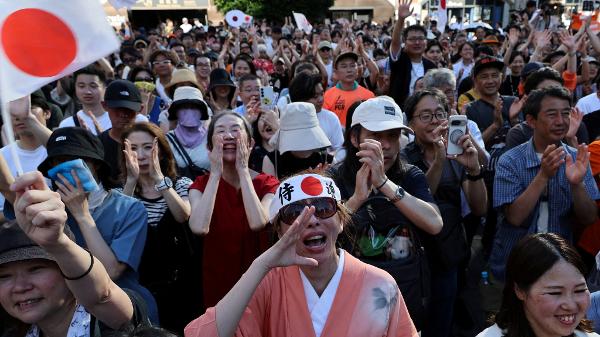 Eleitores do partido japonês de extrema-direita Sanseito comemoram desempenho nas urnas