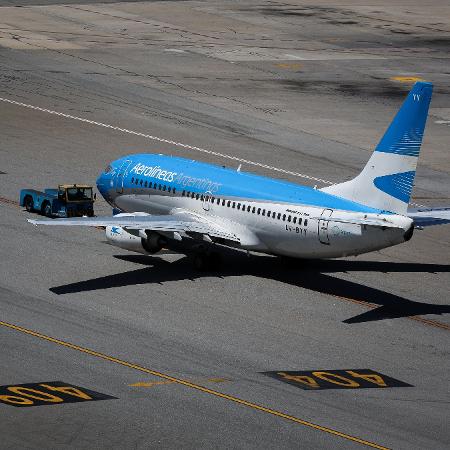 23.dez.2025 -  Avião da Aerolíneas Argentinas na pista do aeroporto de Guarulhos
