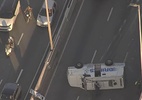 Carro-forte tombado bloqueia três faixas da Marginal Tietê, em São Paulo
