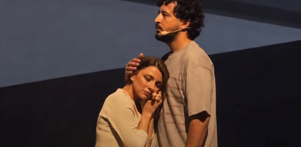 Irã investiga atores após suposto contato físico durante peça de teatro