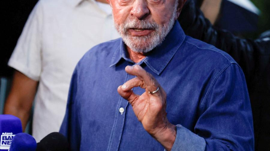 Presidente Luiz Inácio Lula da Silva fala com repórteres em frente à sua residência em São Paulo25 de outubro de 2026 REUTERS/Tuane Fernandes