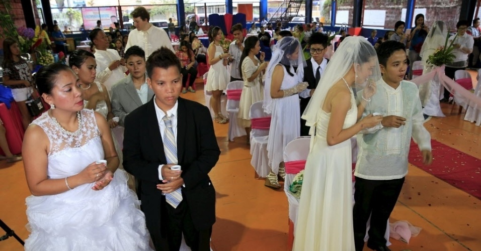 28.jun.2015 - Gays participam de casamento coletivo na cidade de Quezon, nas Filipinas. Pelo menos 11 casais participaram da cerimônia que foi presidida pelo pastor fundador igreja LGBT CeeJay Agbayani