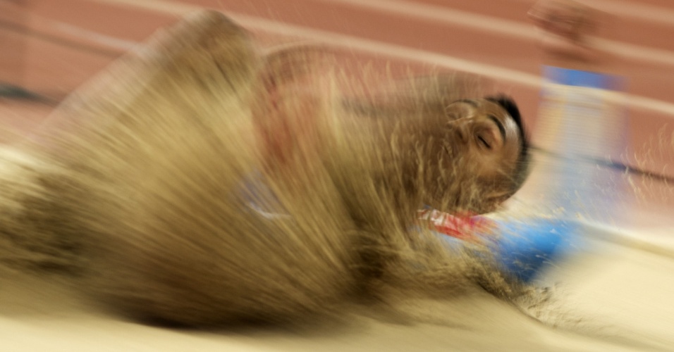 27.ago.2015 - O atleta russo Lyukman Adams compete durante a final do salto triplo no 15º Campeonato Mundial de Atletismo no Estádio Nacional de Pequim, na China