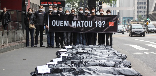 Manifestantes da ONG Rio de Paz protestam na avenida Paulista contra a chacina que fez 19 vítimas, em Osasco e Barueri, em agosto - Marcos Moraes/Brazil Photo Press/Estadão Conteúdo