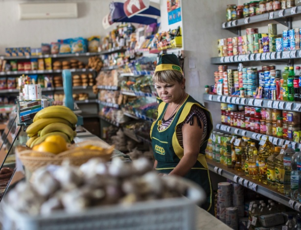 Halina Ivanovna, atendente em uma loja que vende alimentos em Sartana, Mariupol - Brendan Hoffman/The New York Times