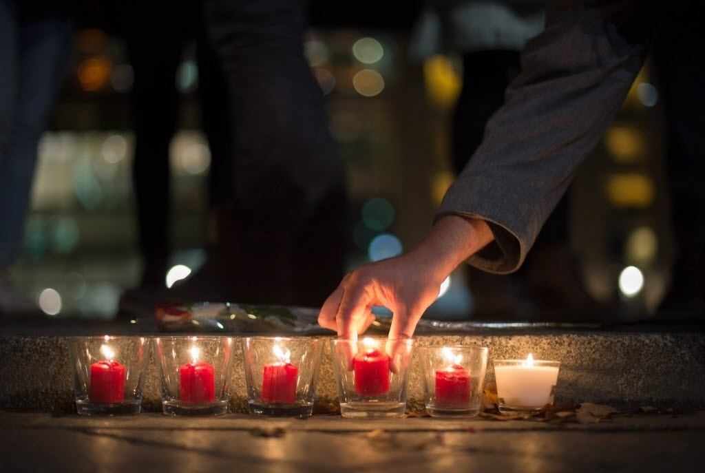 13.nov.2015 - Alemães acendem velas em homenagem às vítimas dos atentados de Paris, na França, em frente à embaixada francesa em Berlim, na Alemanha. Tiroteios e explosões aconteceram na noite desta sexta-feira (13) na capital francesa. A polícia relatou ao menos duas explosões nas proximidades do estádio Stade de France, onde o presidente francês, François Hollande, acompanhava um amistoso da seleção francesa - Lukas Schulze/EFE/EPA