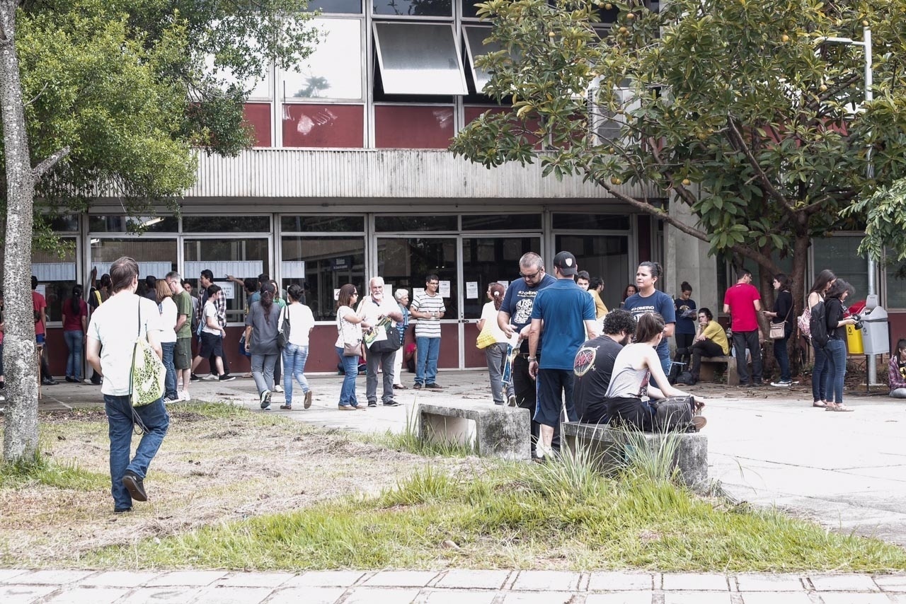 29.nov.2015 - Candidatos aguardam o início da prova na Escola Politécnica da USP (Universidade de São Paulo), na zona este de São Paulo. Eles farão a primeira fase da Fuvest 2016 neste domingo - Aline Arruda/UOL