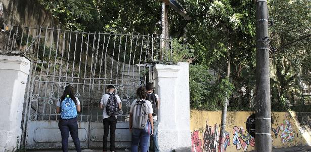 Conduta será investigada | Escola pública do Rio joga caixas de livros doados pela janela